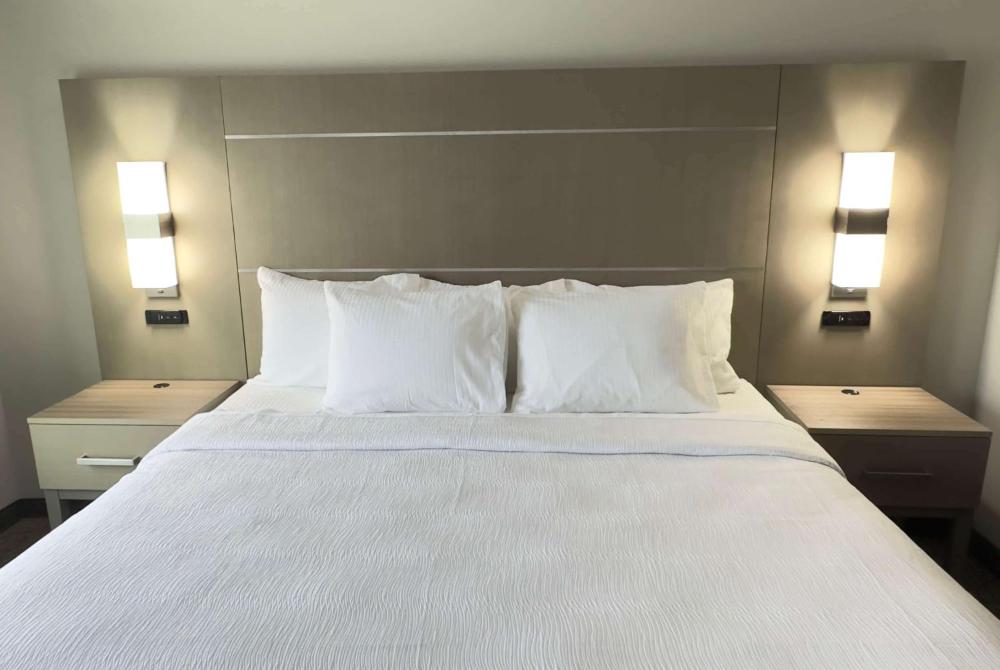 King Room - Non-Smoking interior